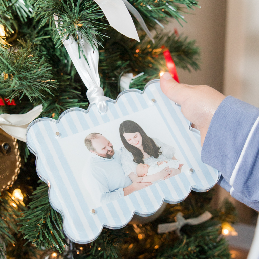 Scalloped Acrylic Photo Frame Ornament
