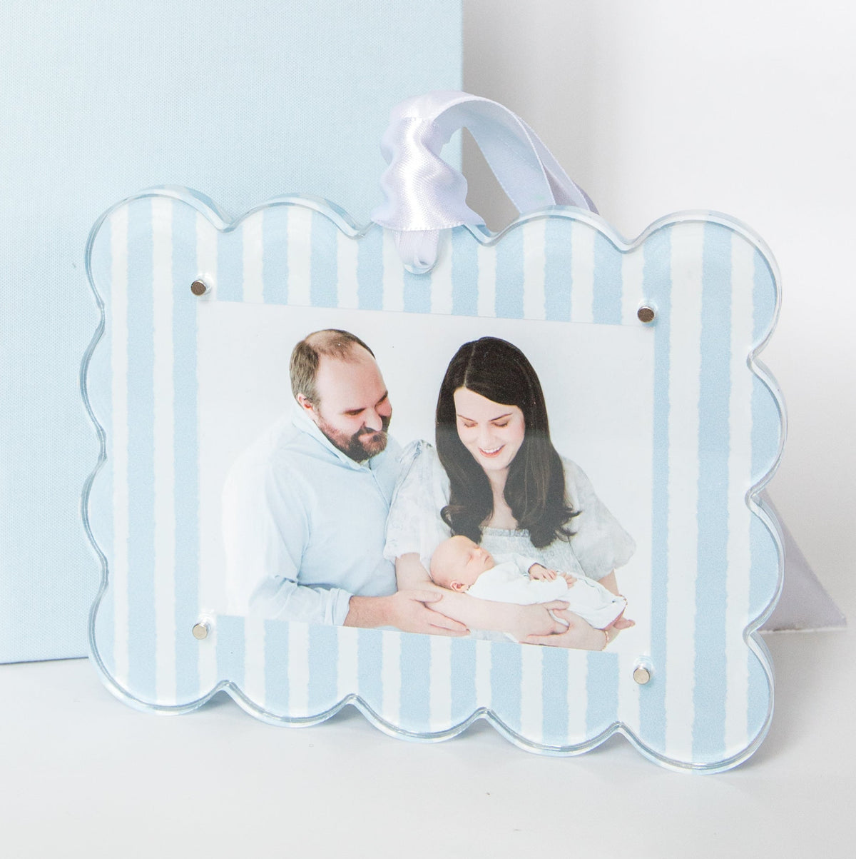 Scalloped Acrylic Photo Frame Ornament